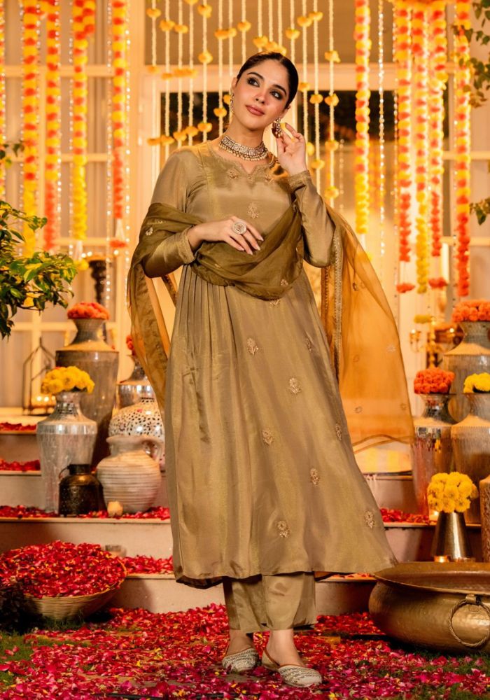 Golden Grace Embroidered Shimmer Chanderi Silk Kurta Set with Organza Dupatta