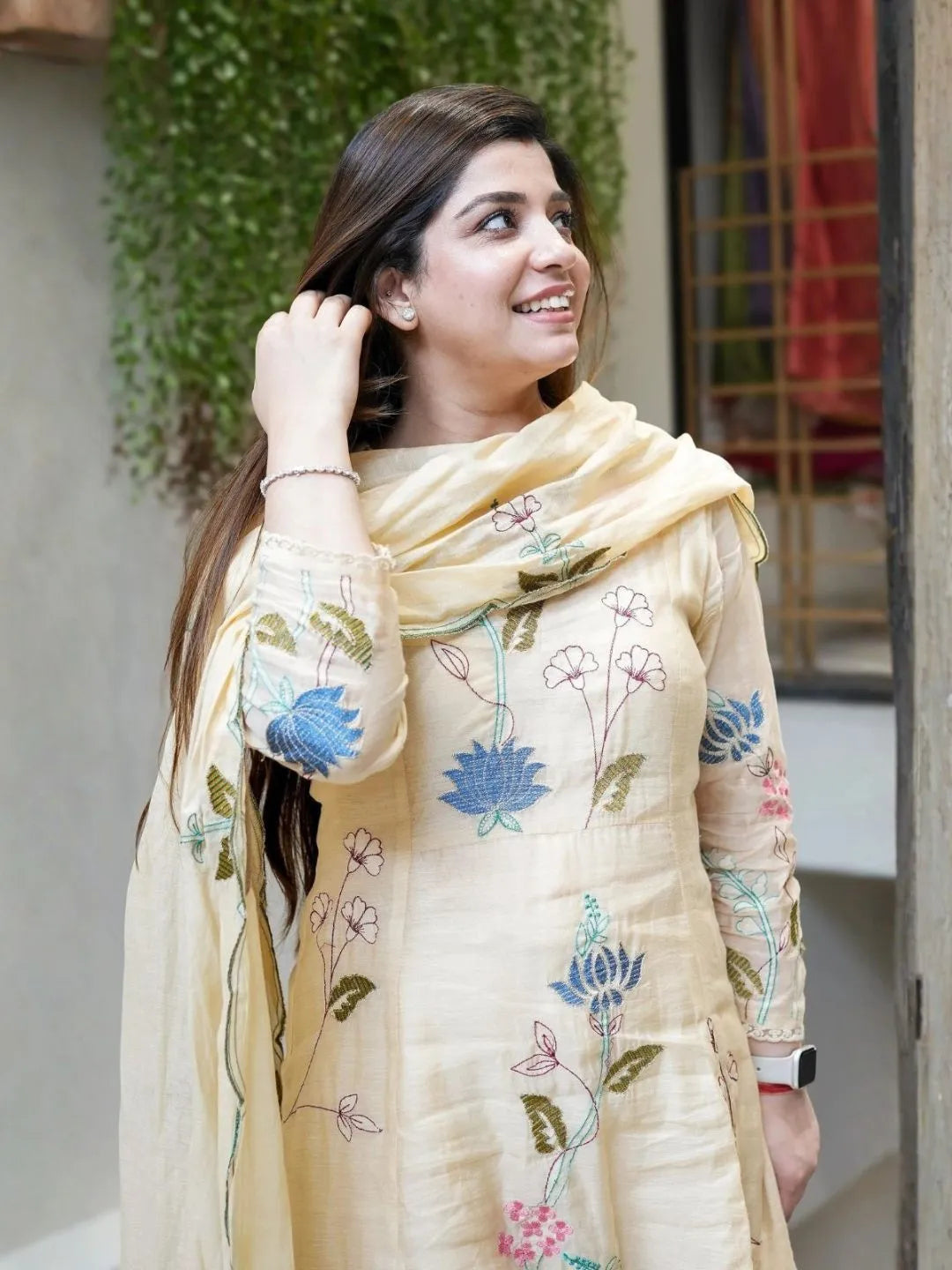 women cream floral kurta set